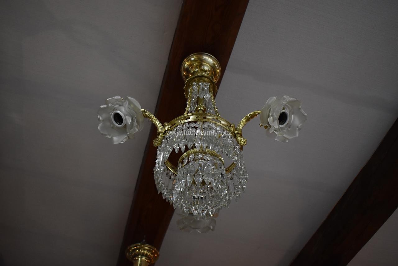 Starožitný tří-ramenný mosazný lustr Starožitný tří-ramenný mosazný lustr