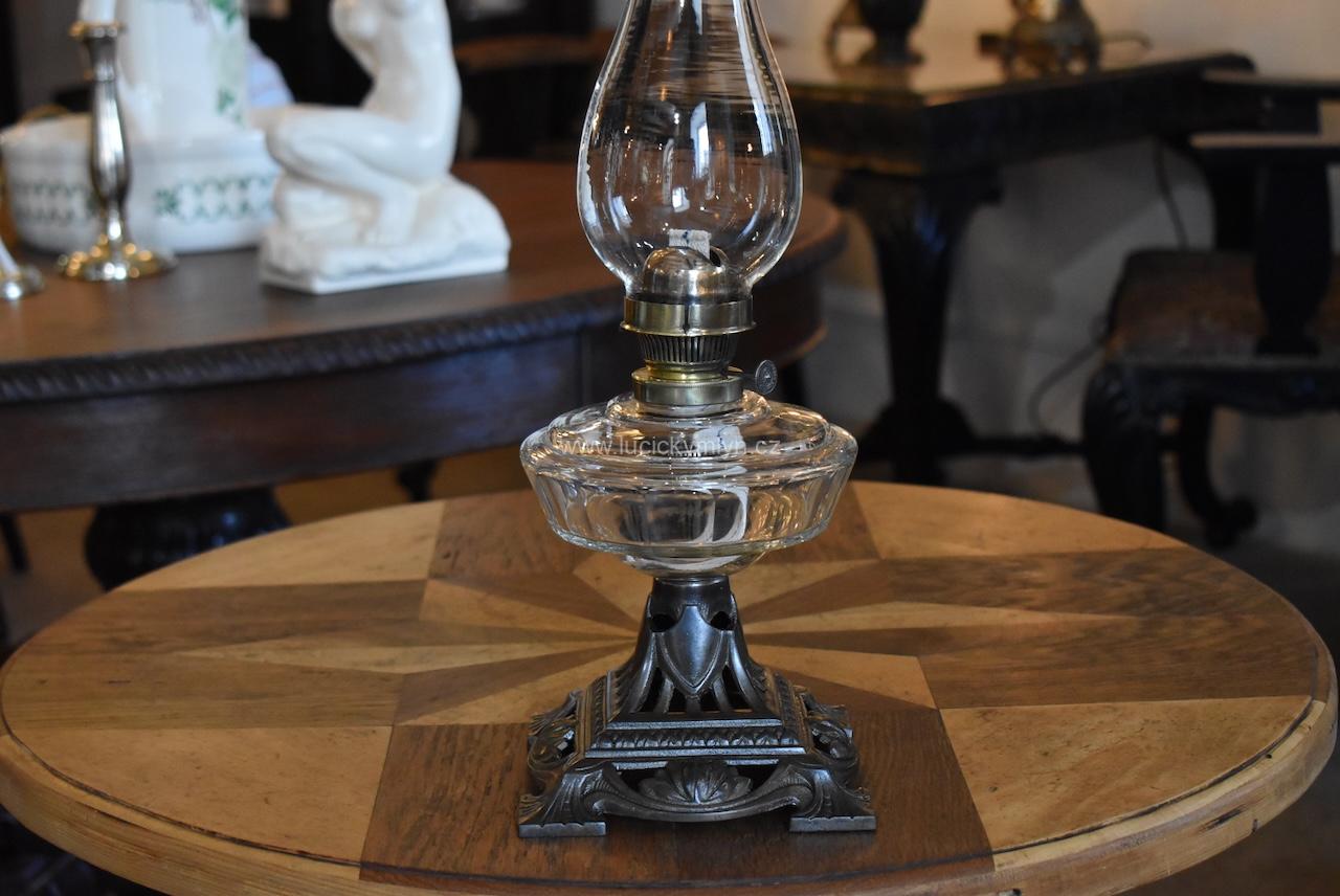 Secesní petrolejka s čtvercovým vzdušně prořezávaným podstavcem Secesní petrolejka s čtvercovým vzdušně prořezávaným podstavcem