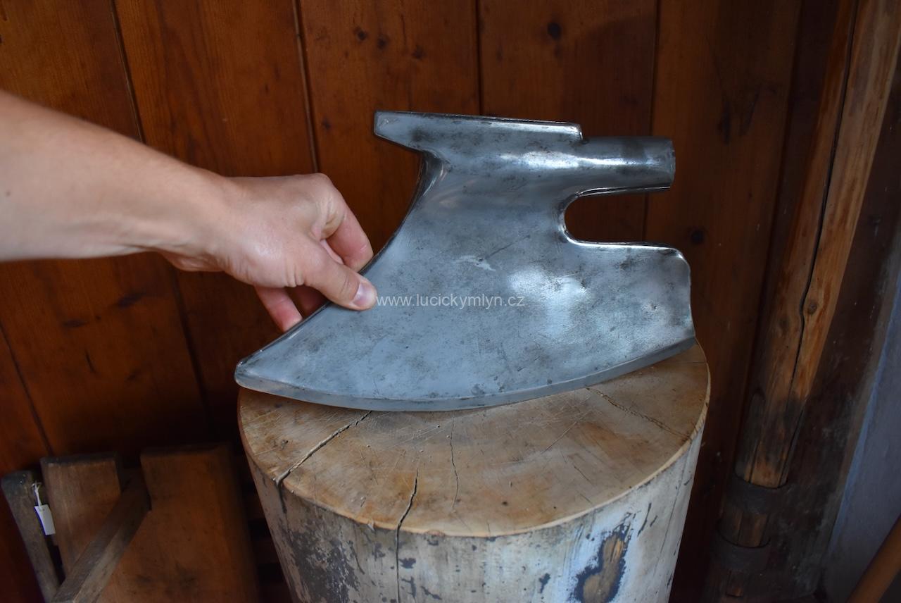 Velká řeznická sekera - starodávný demonstrativní symbol Velká řeznická sekera - starodávný demonstrativní symbol