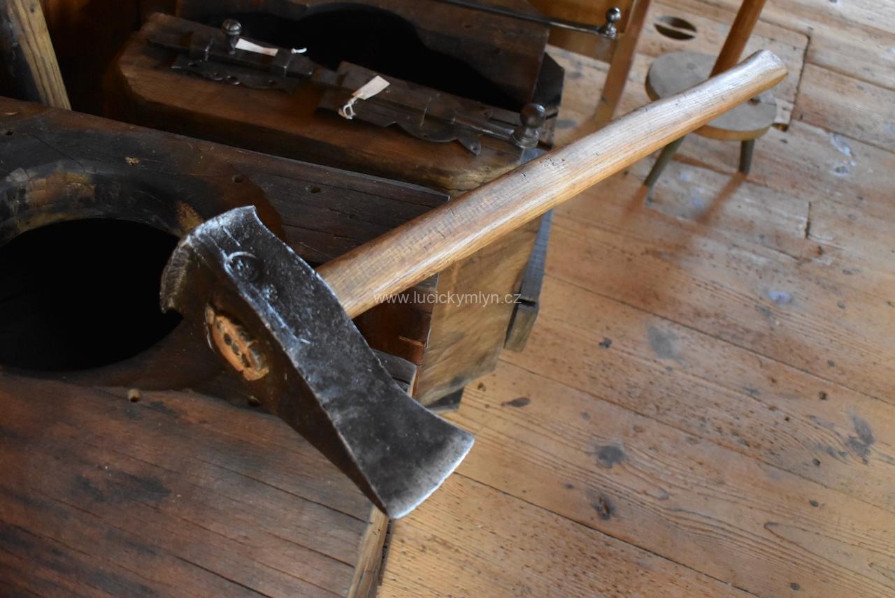 Velmi těžká historická štípací sekera zvaná kalač Velmi těžká historická štípací sekera zvaná kalač