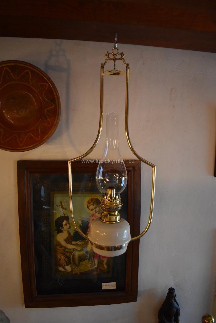 Závěsná secesní petrolejová lampa ze závěru 19. stol. Závěsná secesní petrolejová lampa ze závěru 19. stol.