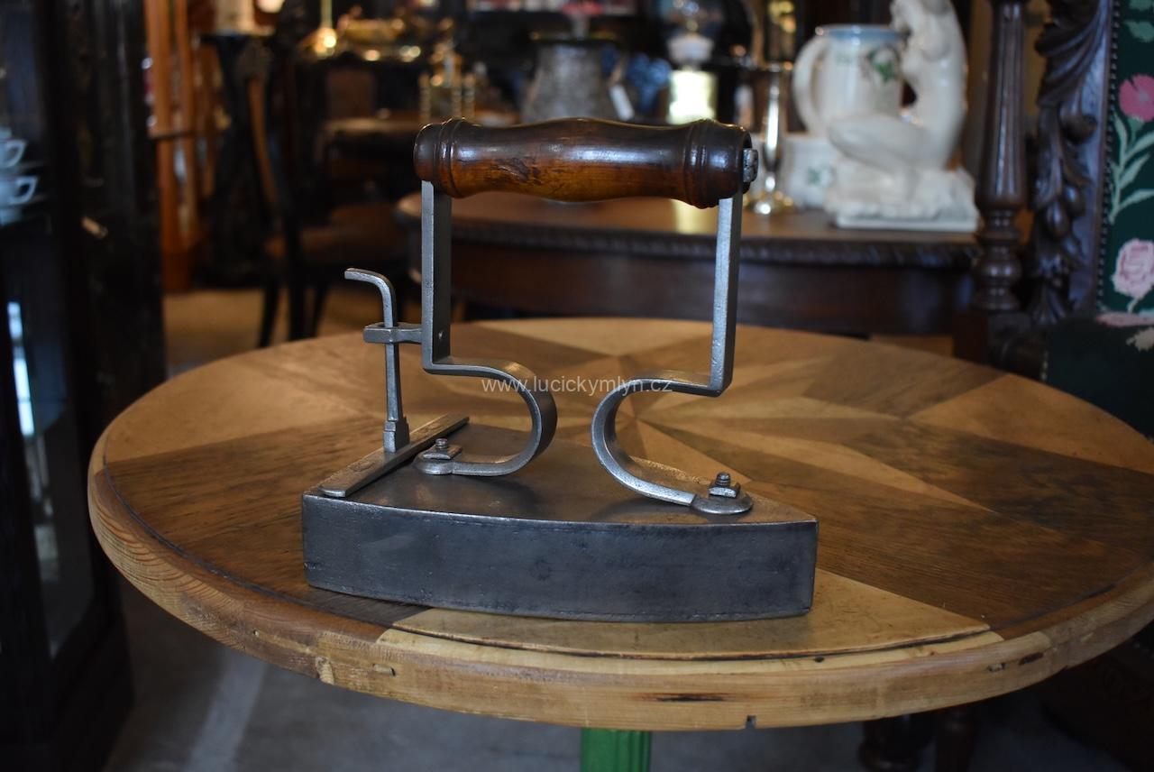 Větší a vzácná starožitná žehlička z lité masivní oceli Větší a vzácná starožitná žehlička z lité masivní oceli