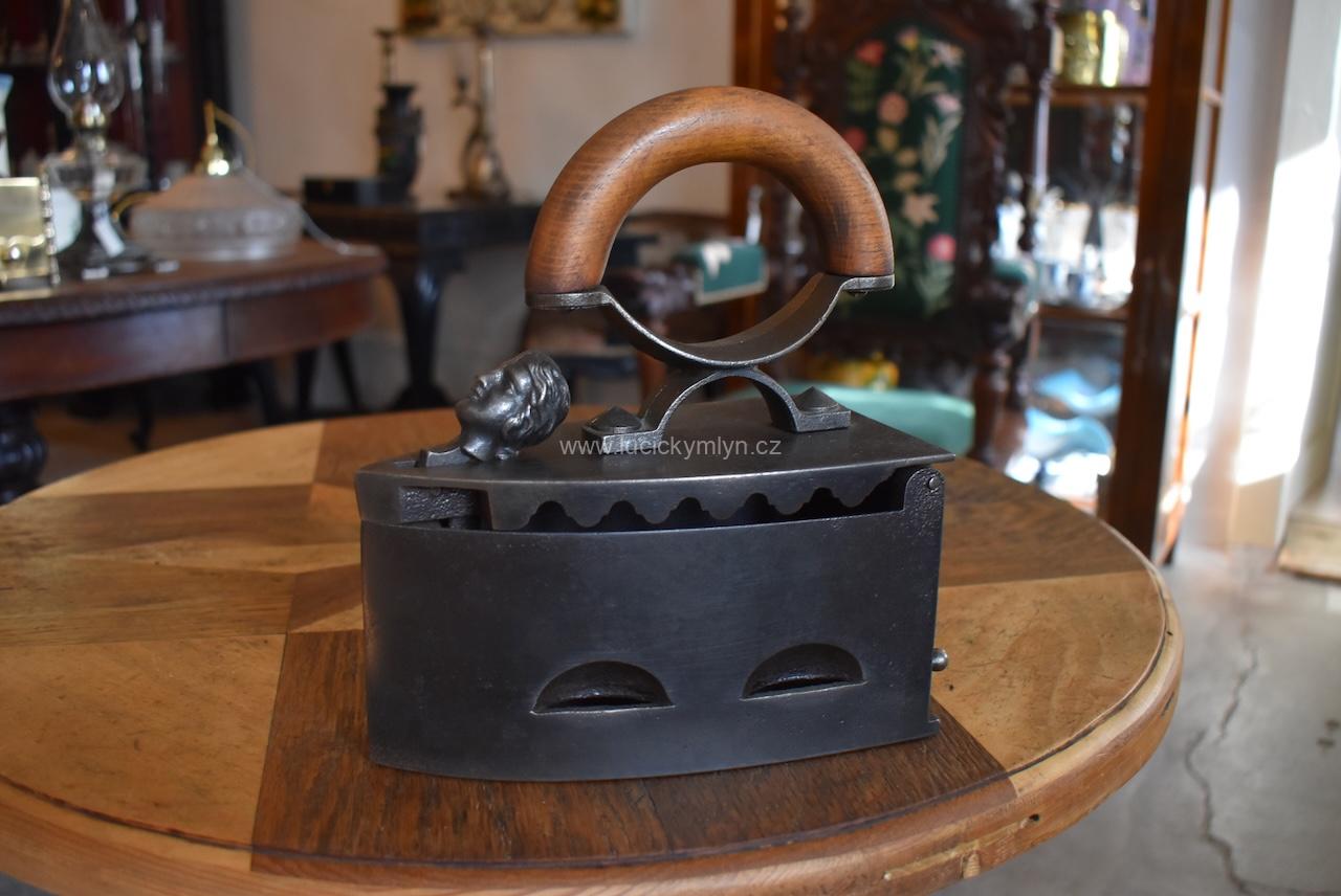 Starožitná žehlička z umělecké litiny Starožitná žehlička z umělecké litiny