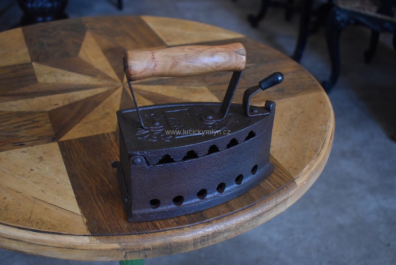 Starožitná žehlička s bájným motivem vlčice kojící bratry zvané Romulus a Rémus Starožitná žehlička s bájným motivem vlčice kojící bratry zvané Romulus a Rémus