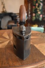 Starožitná žehlička z umělecké litiny