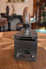 Starožitná žehlička z umělecké litiny