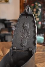 Starožitná žehlička z umělecké litiny