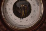 Funkční starožitný závěsný barometr