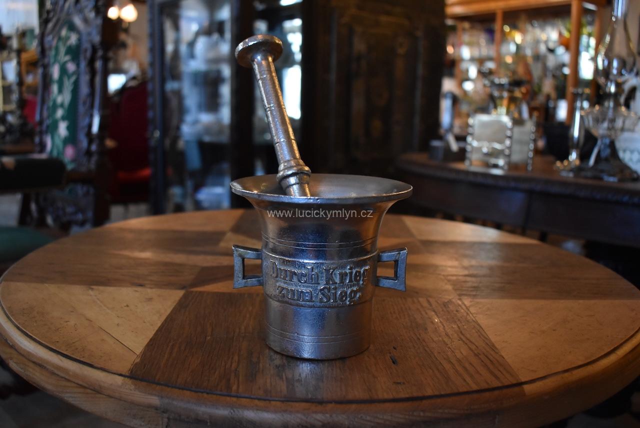 Starožitný hmoždíř plasticky značený daty 1914-1916 Starožitný hmoždíř plasticky značený daty 1914-1916