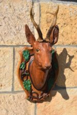 Nástěnná starožitná dekorace z hájovny - srnčí trofej