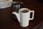 Starožitná porcelánová konvice na čaj