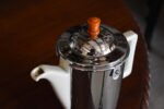Starožitná porcelánová konvice na čaj