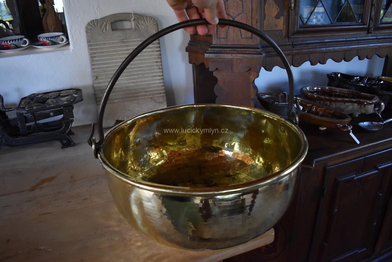 Veliký starožitný závěsný kotel mosaz Veliký starožitný závěsný kotel mosaz