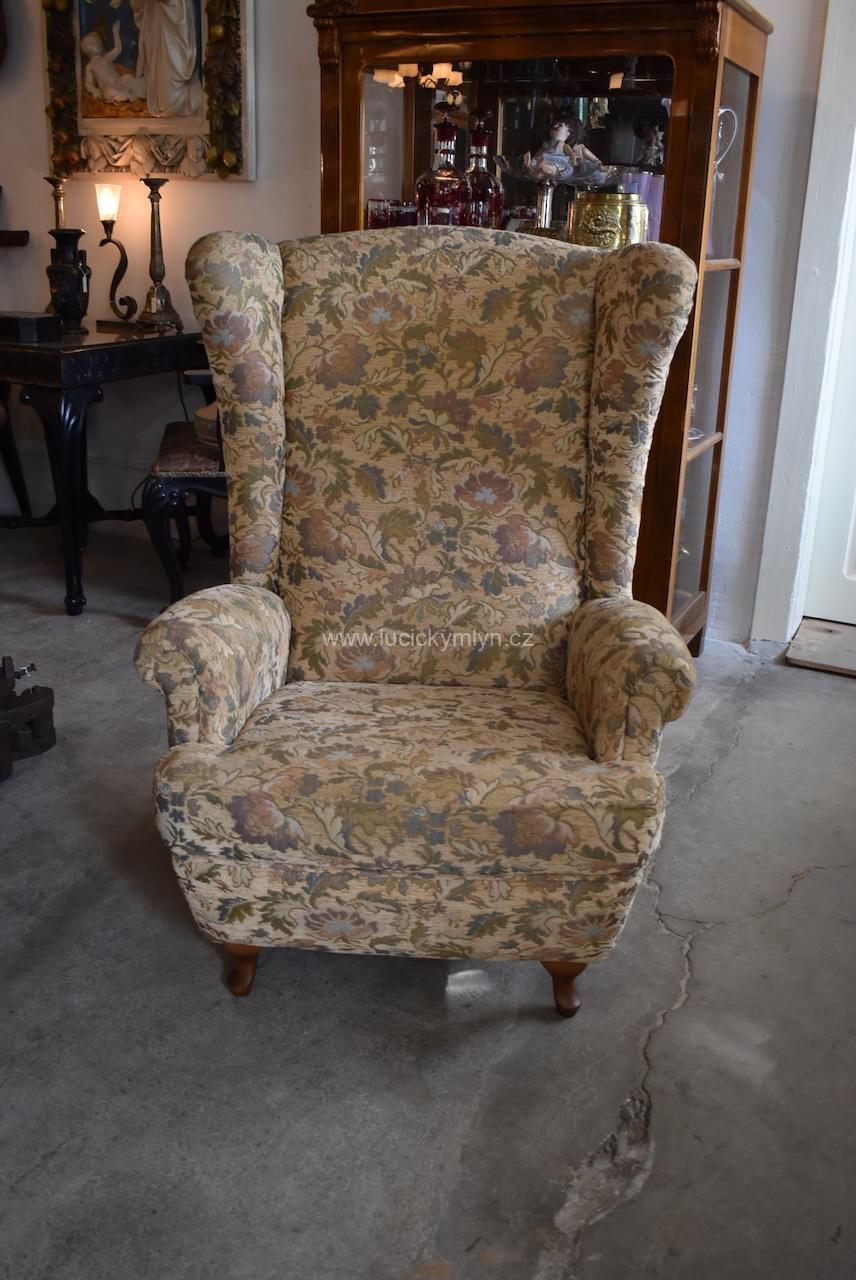 Starožitné křeslo zvané ušák Starožitné křeslo zvané ušák