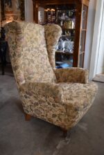 Starožitné křeslo zvané ušák