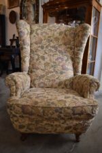 Starožitné křeslo zvané ušák