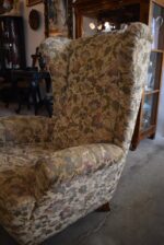 Starožitné křeslo zvané ušák