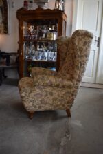 Starožitné křeslo zvané ušák