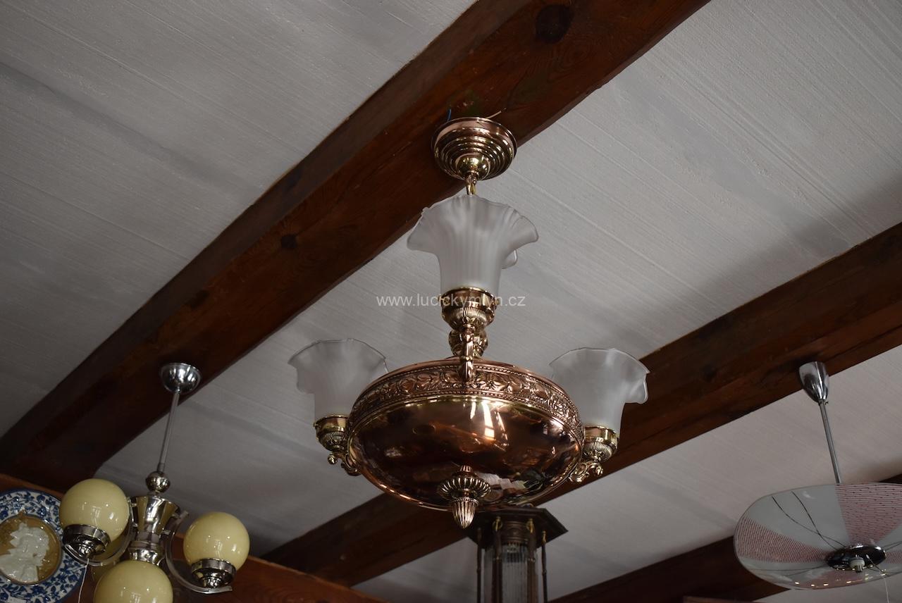 Středně větší starožitný tří-ramenný lustr v neoempírovém stylu Středně větší starožitný tří-ramenný lustr v neoempírovém stylu