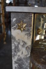 Starožitná skříňka z mírně upraveného ozdobného krytu na topení
