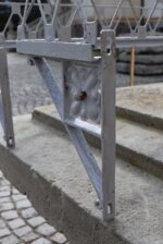Starožitné ozdobné okenní květinové ohrádky