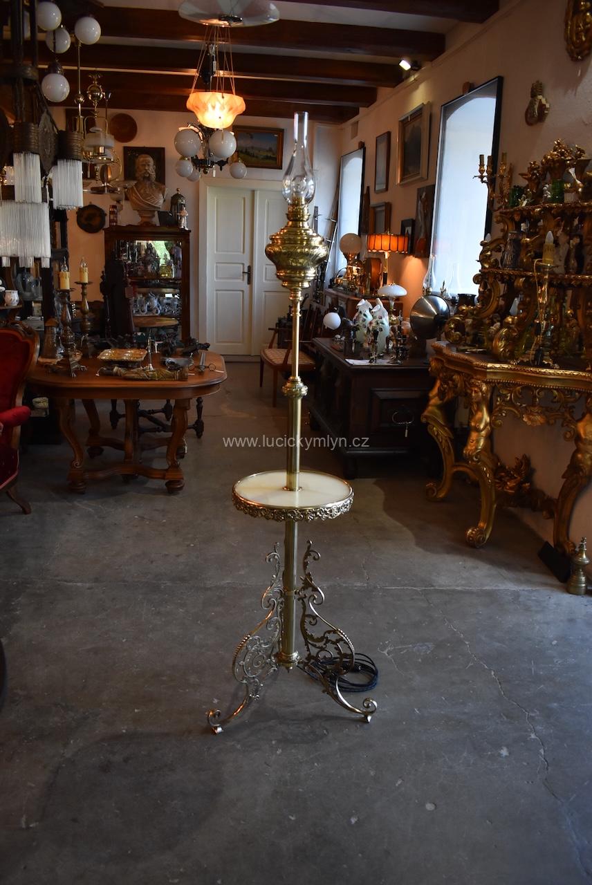 Starožitná stojací lampa z leštěné mosazi a s onyxovým odkládacím stolečkem Starožitná stojací lampa z leštěné mosazi a s onyxovým odkládacím stolečkem