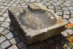 Starožitný ručně sekaný, kamenný odtokový sběrač