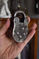 Kvalitní starožitný, visací ocelový zámek