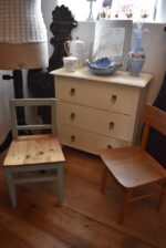 Malá starožitná dětská židlička