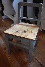 Malá starožitná dětská židlička