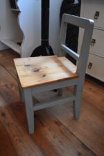 Malá starožitná dětská židlička