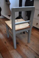 Malá starožitná dětská židlička