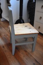 Malá starožitná dětská židlička
