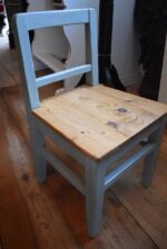 Malá starožitná dětská židlička