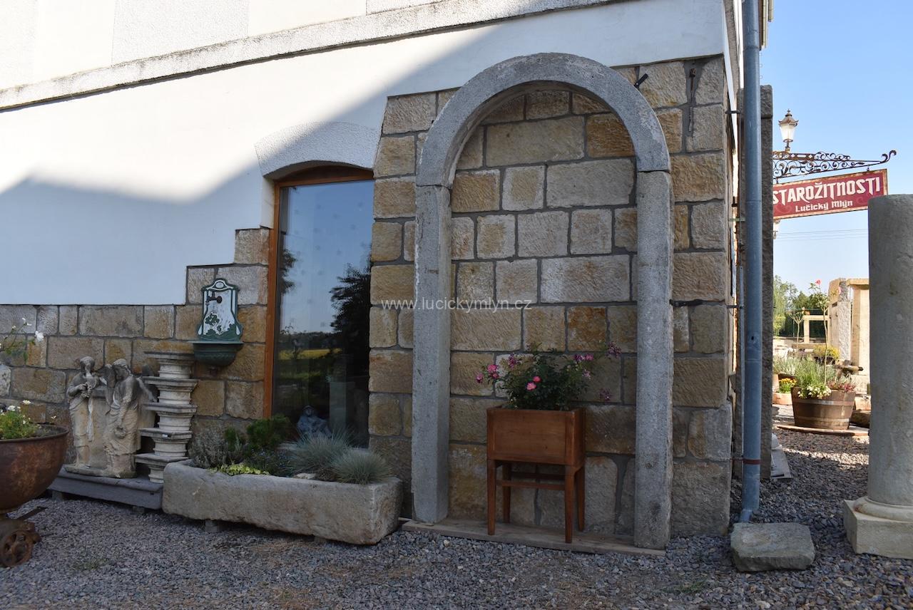 Starožitné kamenné obloukové ostění - futra Starožitné kamenné obloukové ostění - futra