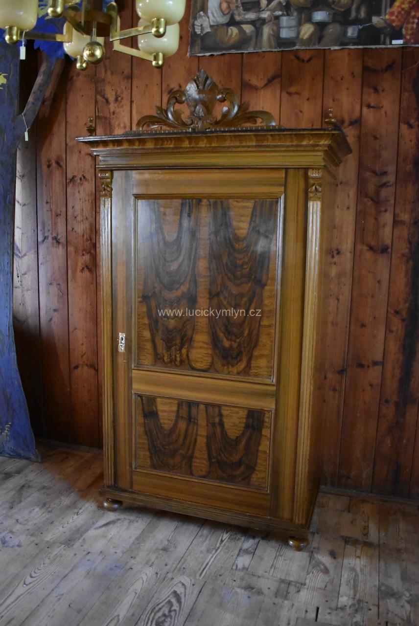 Starožitná venkovská skříň Starožitná venkovská skříň