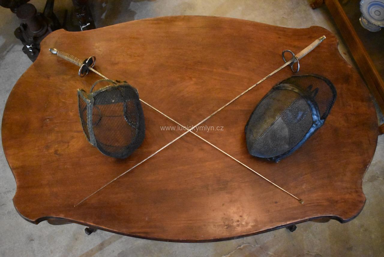 Starožitné šermířské kordy i s ochrannými maskami Starožitné šermířské kordy i s ochrannými maskami