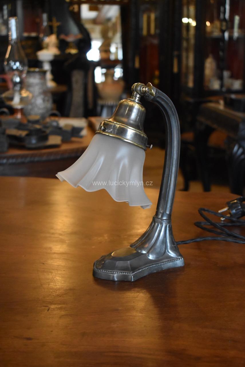 Starožitná secesní lampička osvědčeného elegantního tvaru Starožitná secesní lampička osvědčeného elegantního tvaru