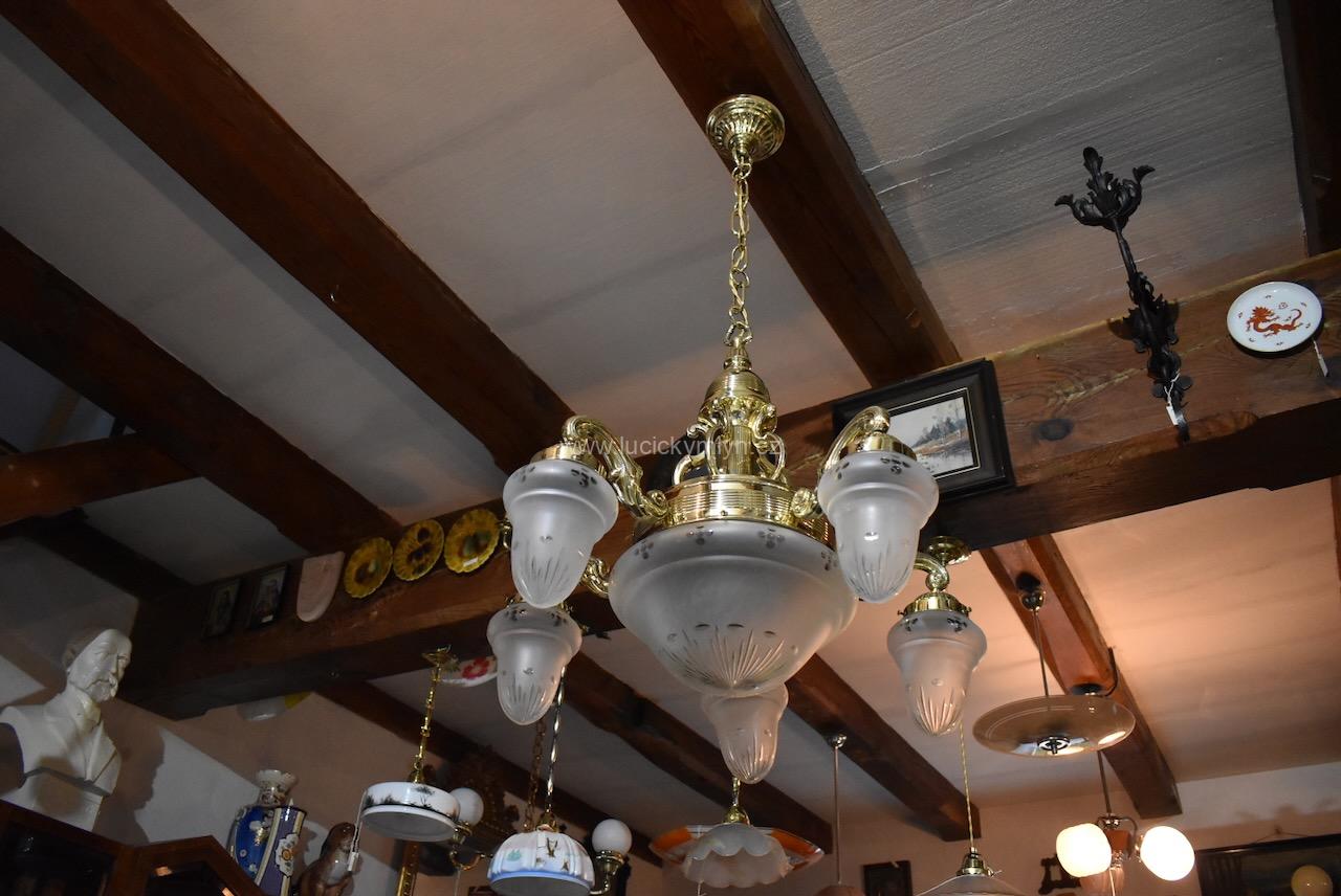 Krásný a větší starožitný lustr z tlačené a lité mosazi Krásný a větší starožitný lustr z tlačené a lité mosazi