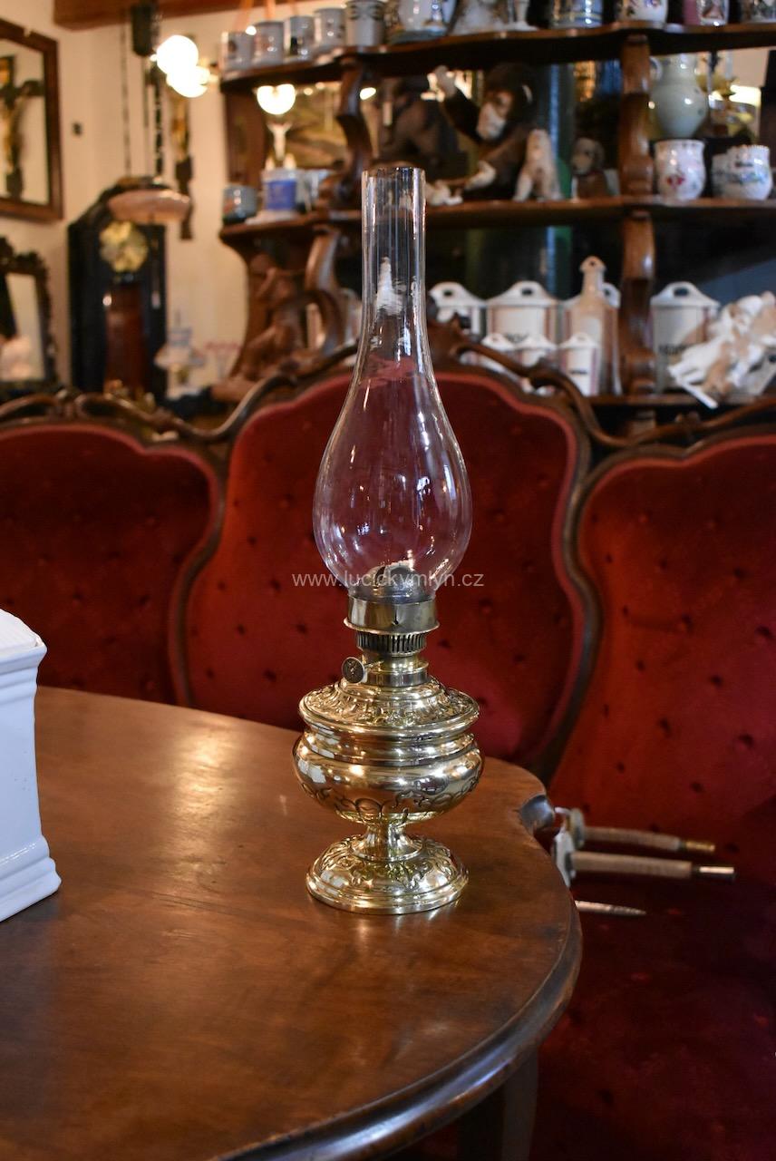 Menší starožitná petrolejová lampa Menší starožitná petrolejová lampa