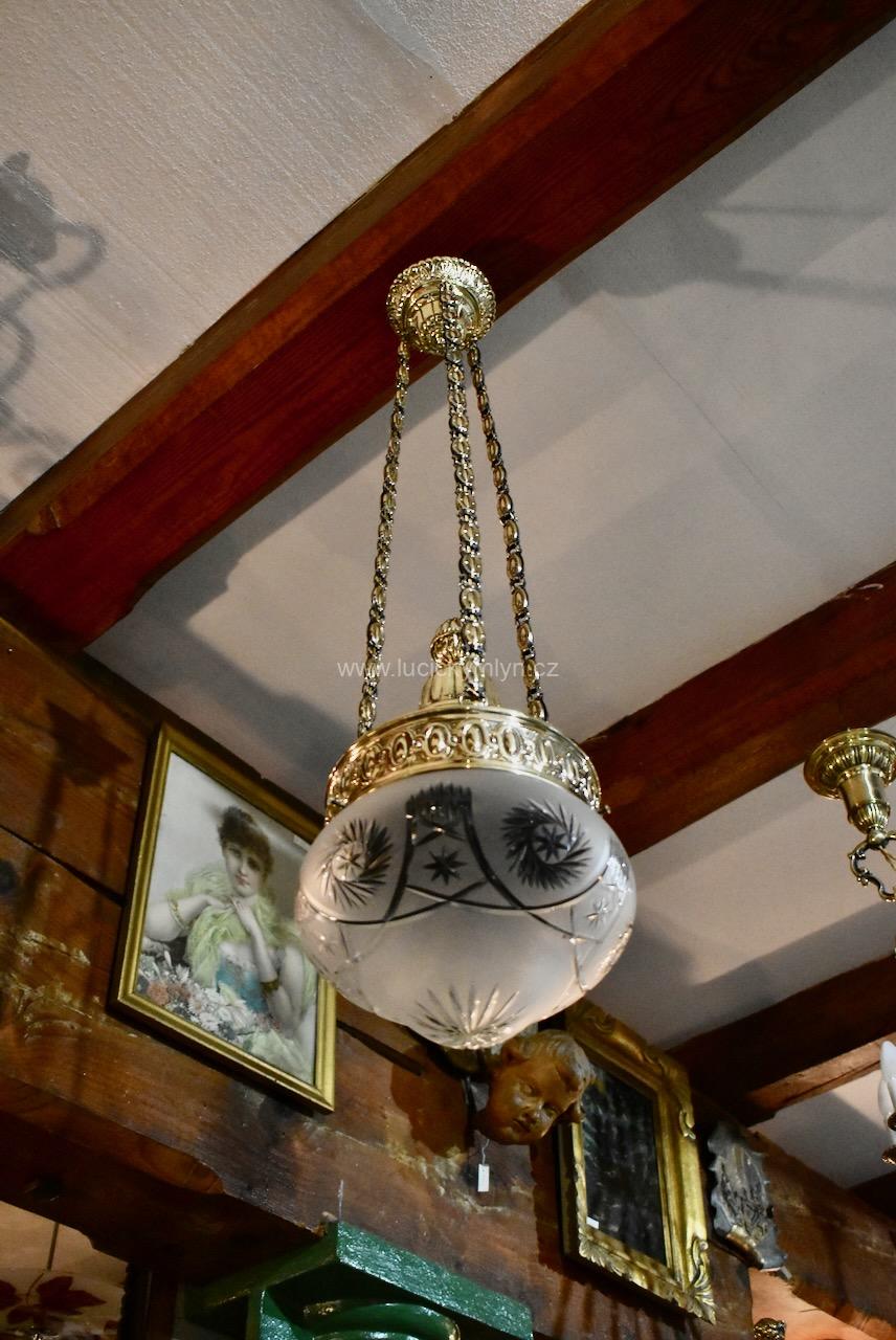 Závěsný starožitný lustr z ozdobně tlačené a zlatě leštěné mosazi Závěsný starožitný lustr z ozdobně tlačené a zlatě leštěné mosazi