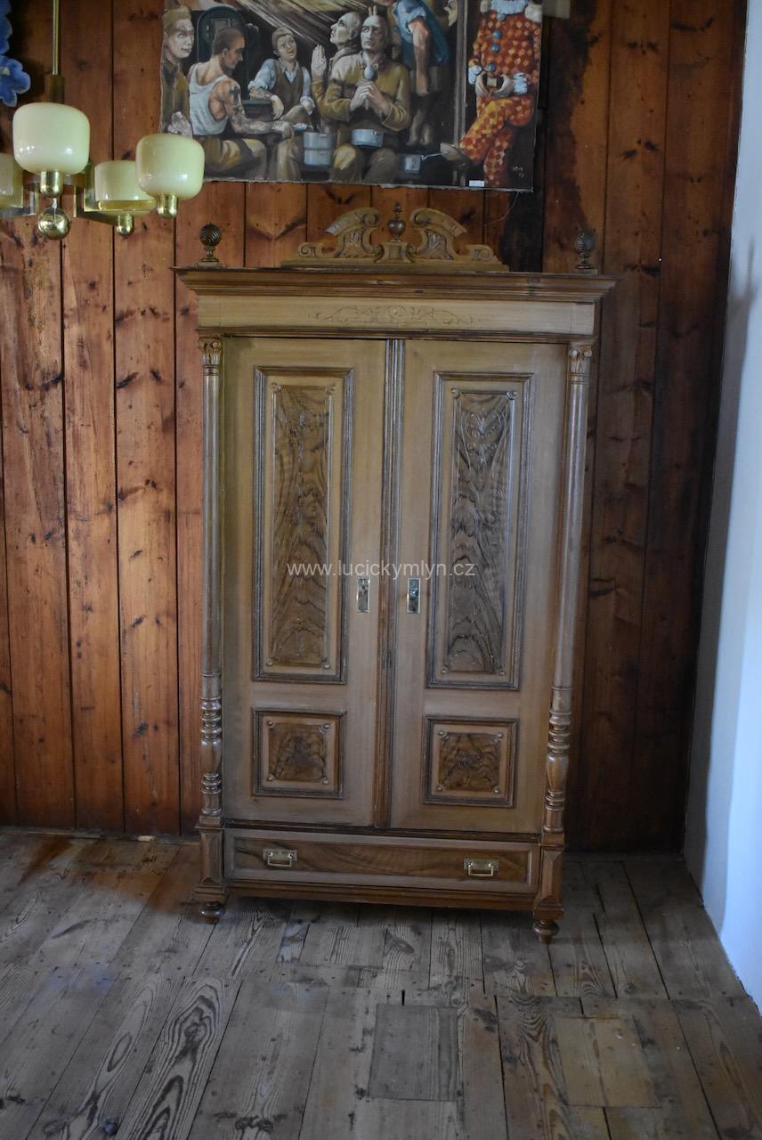 Starožitná šatní skříň z bohatšího venkovského prostředí Starožitná šatní skříň z bohatšího venkovského prostředí