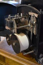 Starožitný technický přístroj z historické železniční lokomotivy