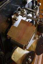 Starožitný technický přístroj z historické železniční lokomotivy