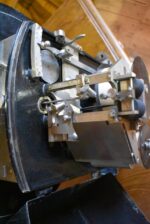 Starožitný technický přístroj z historické železniční lokomotivy