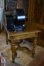 Starožitný technický přístroj z historické železniční lokomotivy