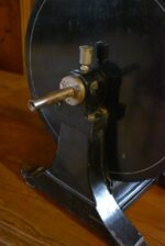 Starožitný technický přístroj z historické železniční lokomotivy