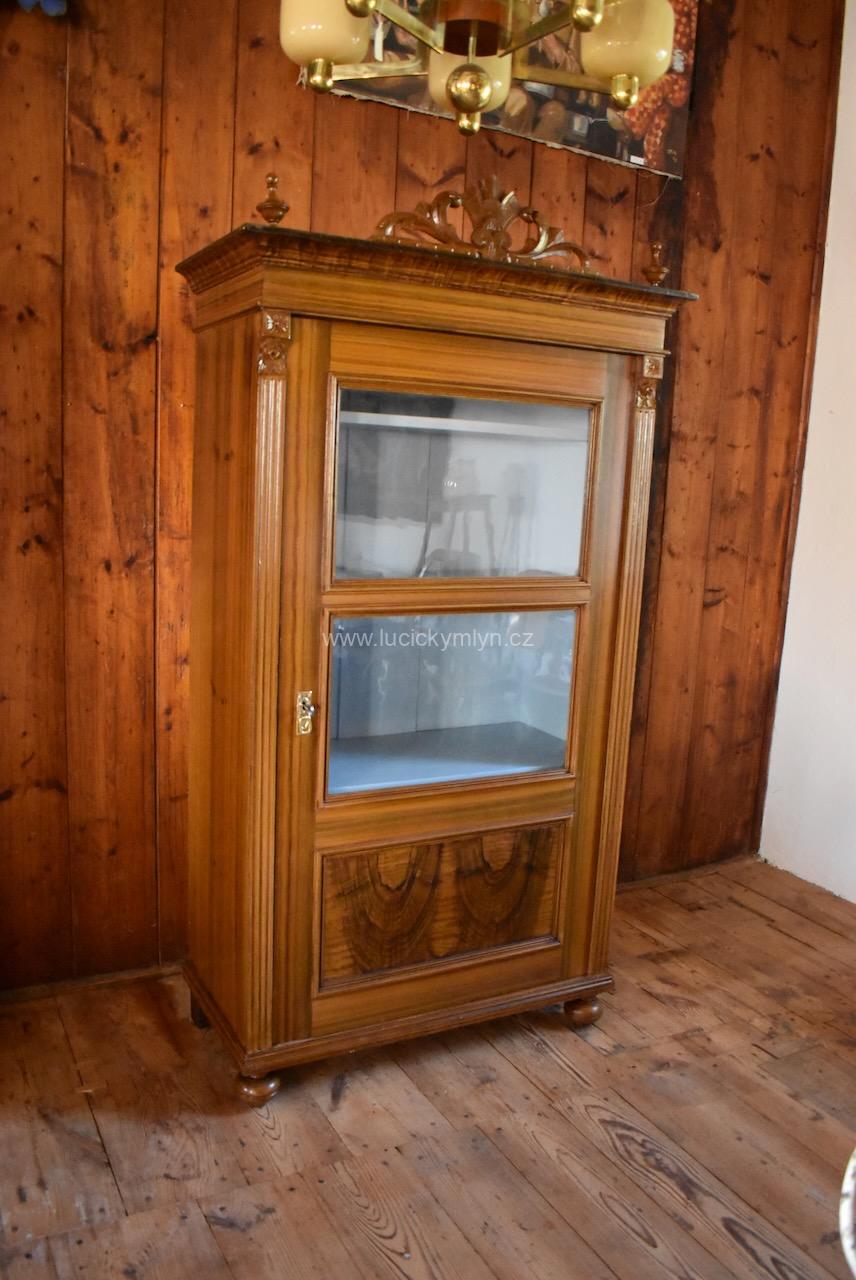Hezky zachovalá a renovovaná neorenesanční venkovská vitrína Hezky zachovalá a renovovaná neorenesanční venkovská vitrína