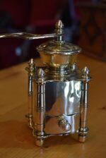 Starožitný mlýnek na koření