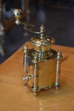 Starožitný mlýnek na koření